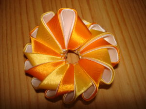 солнышко из лент канзаши желтый цветок канзаши оранжевые канзаши